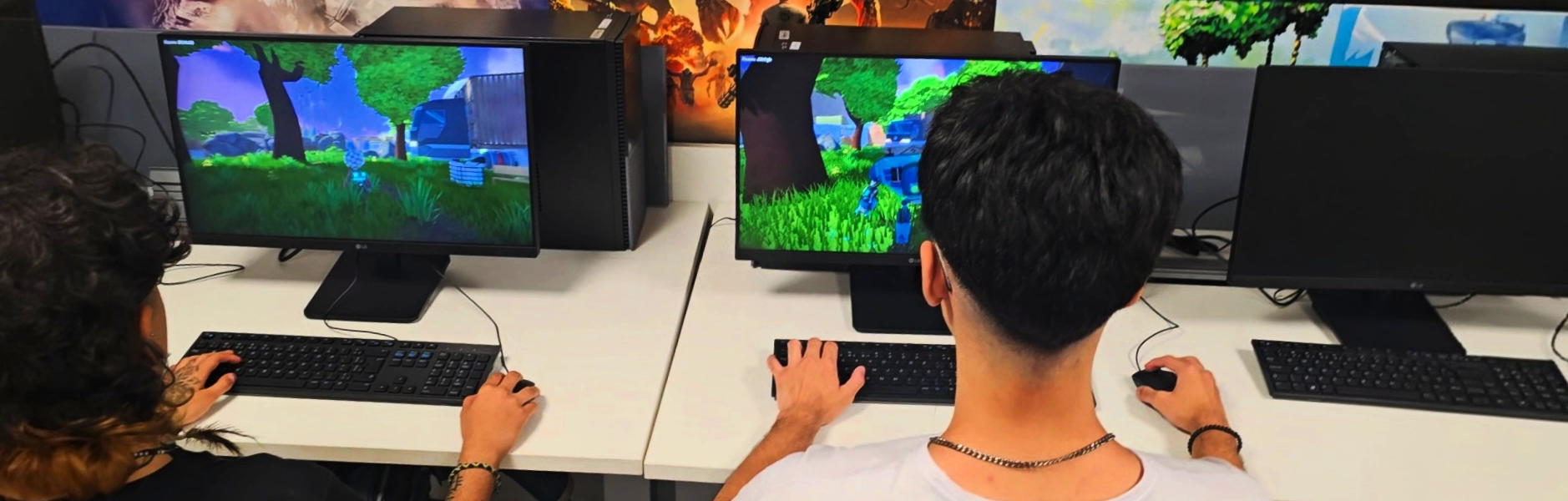 Two players playing Solis together